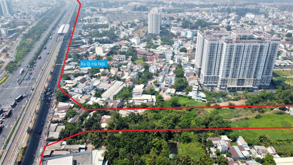 Đoạn 2 có chiều dài khoảng 2,8 km. Hiện trạng khu vực đầu tuyến này phần lớn là đất trống, khu vực giáp với Xa lộ Hà Nội hiện nay vẫn còn khá nhiều nhà dân xung quanh.